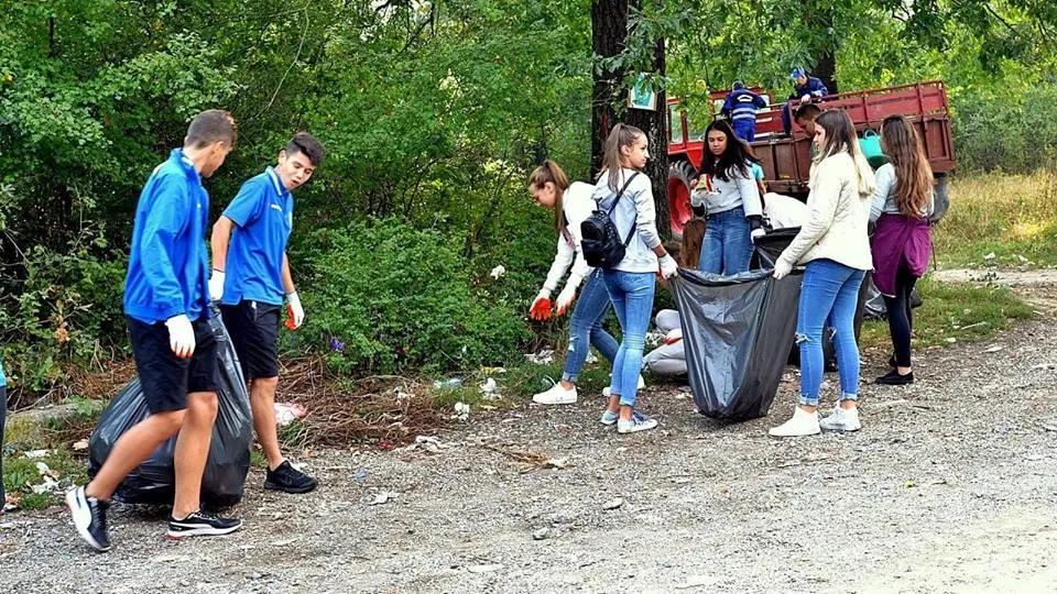 FOTO| „Let's do it, România!”: Tone de gunoaie, adunate în județ. Primarul Devei a ieșit și el la curățenie
