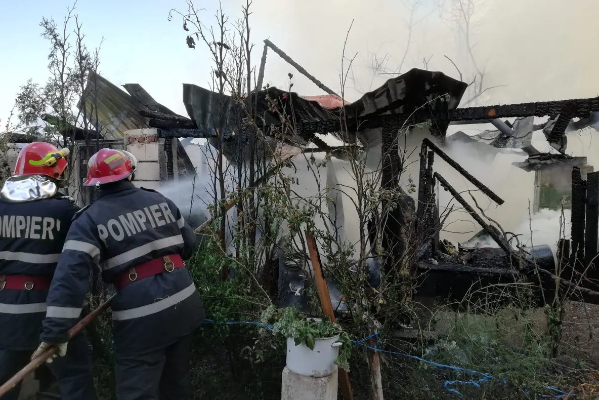 Weekend „de foc” pentru pompierii hunedoreni. Au intervenit la stingerea a opt incendii