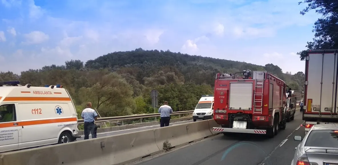 Ambulanță, implicată într-un accident rutier pe DN 7, la intrarea în Deva