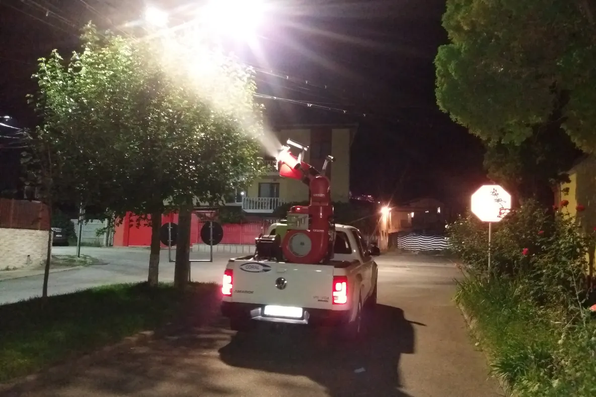 După confirmarea primului caz de îmbolnăvire cu West Nile în județ, autoritățile din Deva stropesc iar împotriva țânțarilor