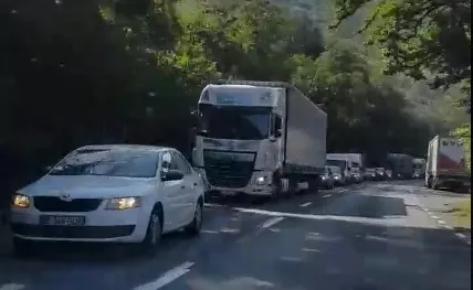 Aglomerație mare pe DN 7, între Deva și Vețel. Coloană de mașini, pe o distanță de circa 10 kilometri