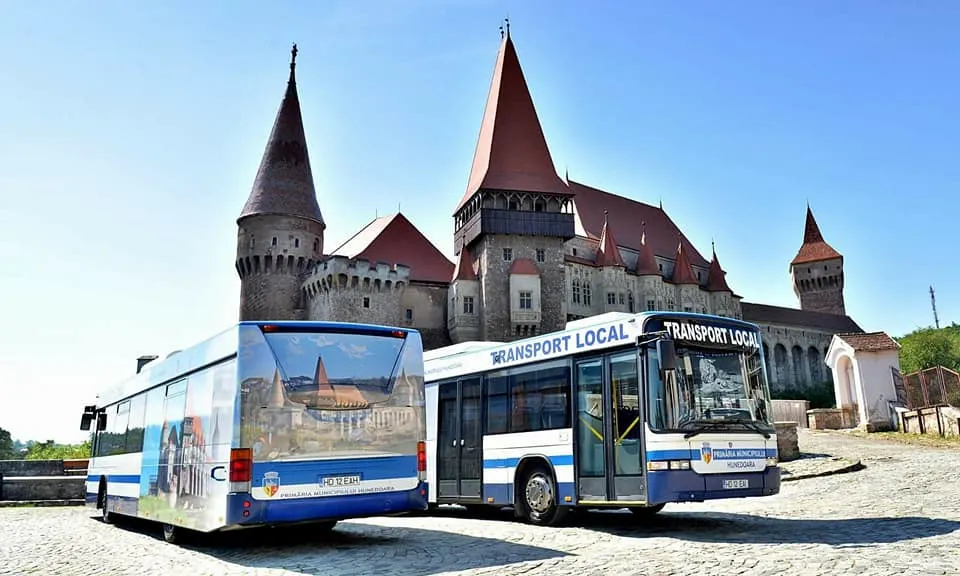 Elevii și studenții din Hunedoara beneficiază de facilități la transportul în comun
