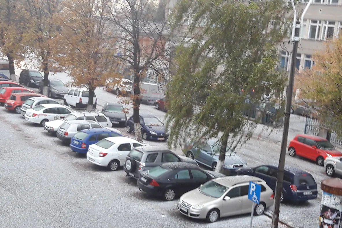 A plouat cu gheață la Deva. Un strat alb s-a așternut pe străzi