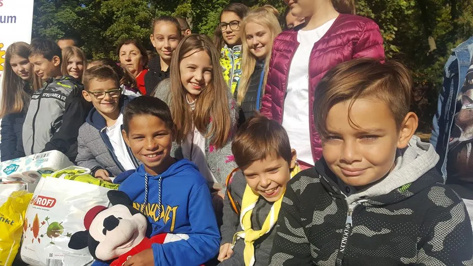 Copiii din „RotaKids” Deva i-au făcut o bucurie lui Armando și familiei sale
