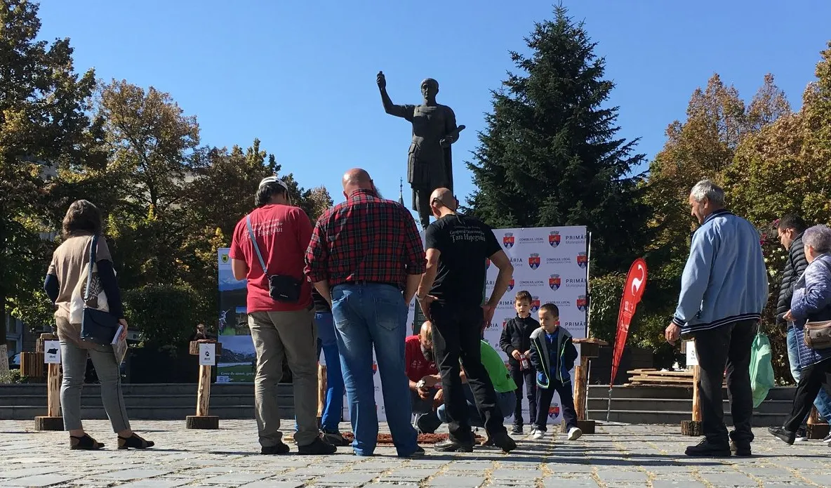 FOTO| “Urme” în centrul istoric din Deva. Expoziție vernisată în aer liber