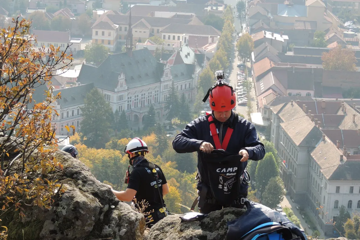 SIMULARE| Turistă captivă pe o stâncă, salvată de pompierii alpiniști din Deva