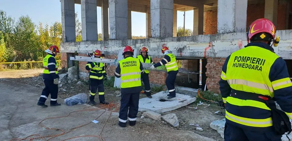 "Seism 2018"| Pompierii hunedoreni, implicaţi în misiunile de salvare din Capitală