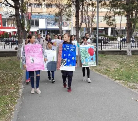 FOTO| Cărţi „umblătoare” prin Hunedoara. Locuitorii, chestionaţi în legătură cu importanţa lecturii