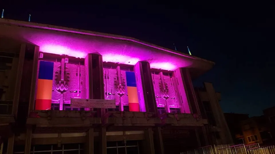 Clădire reprezentativă din Deva, iluminată în culoarea speranței