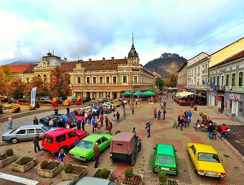 „Retro Parada Toamnei”| Mașini de epocă, expuse în centrul istoric al Devei