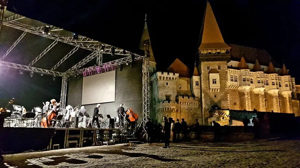 FOTO-VIDEO| Concert extraordinar, aseară, în curtea exterioară a Castelului Corvinilor din Hunedoara