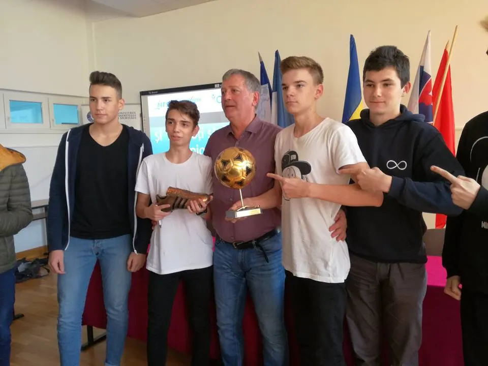 Romulus Gabor, în mijlocul elevilor de la un colegiu din Deva. „Faceți sport sub orice formă”, le-a spus campionul