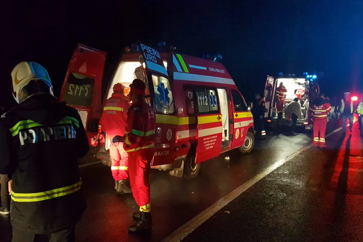FOTO-VIDEO| Autocar plin cu oameni, răsturnat pe DN 7, la Tătărăşti. O persoană a murit, iar alte 32 au fost rănite
