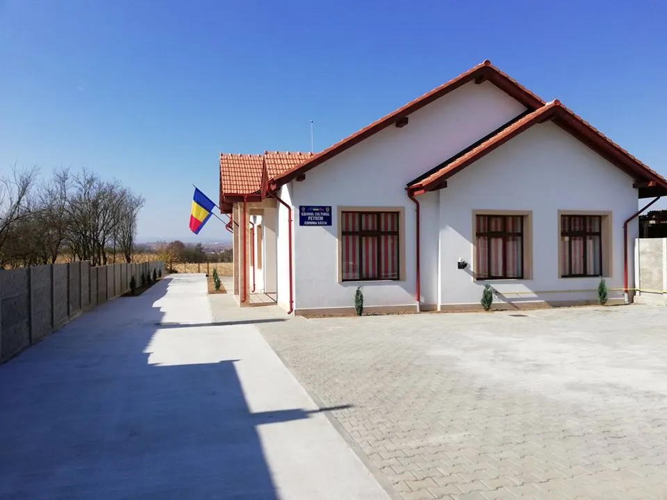 FOTO. Căminul cultural din Petreni și-a recăpătat strălucirea