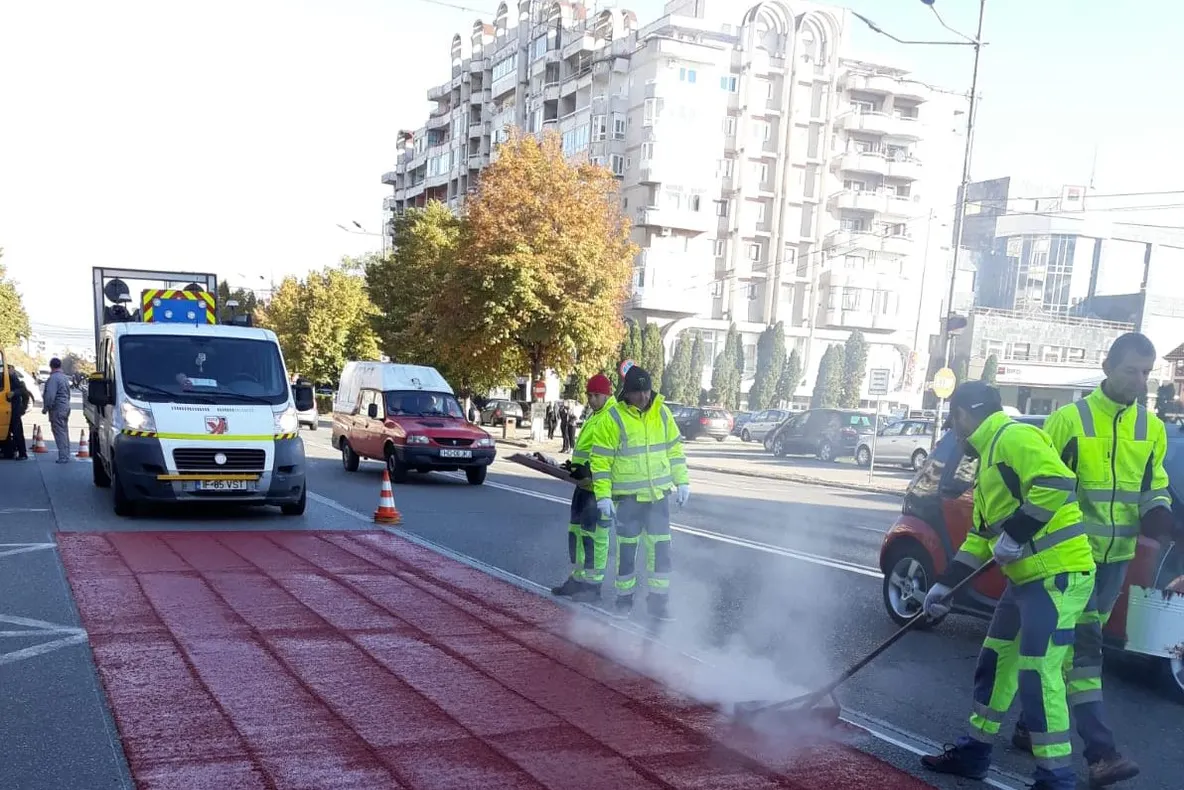 FOTO| S-au apucat de treabă! În ce zone din Deva se toarnă covor roșu antiderapant