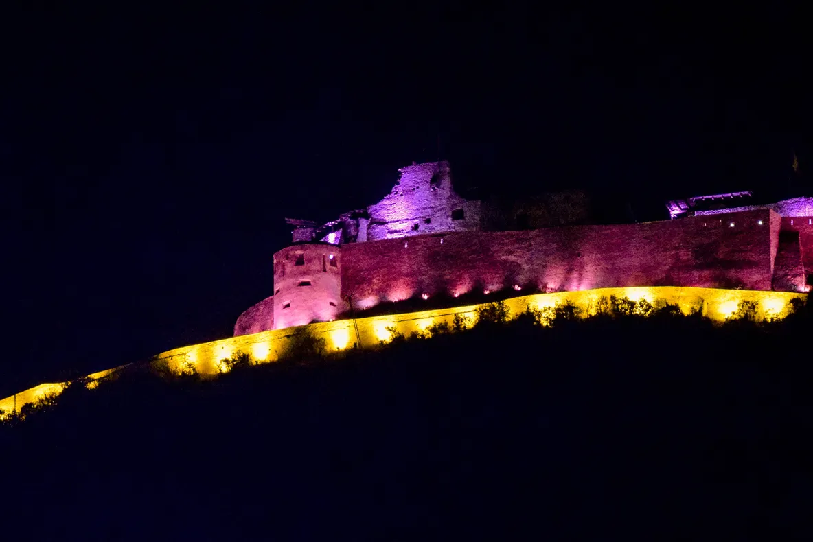 Cetatea Devei iluminată în roz, în semn de solidaritate în lupta împotriva cancerului la sân