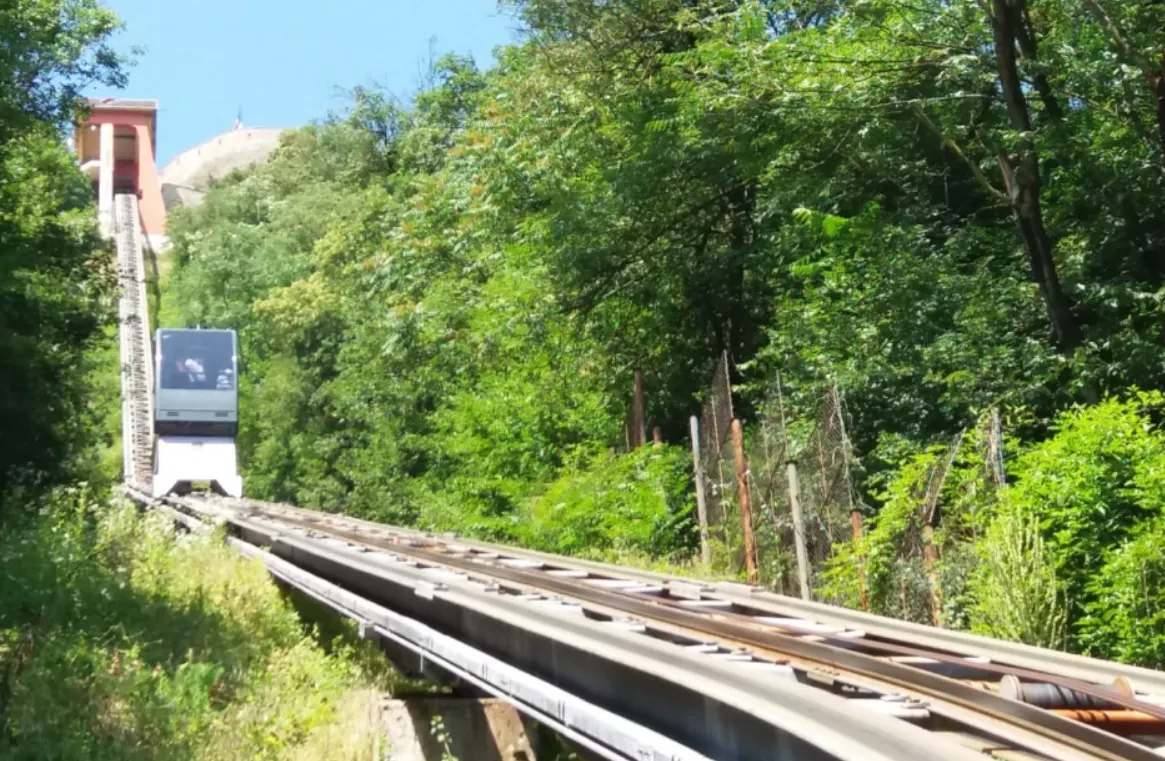 Telecabina din Deva, oprită pe perioadă NEDETERMINATĂ. Accesul turiștilor în Cetate, doar pe jos