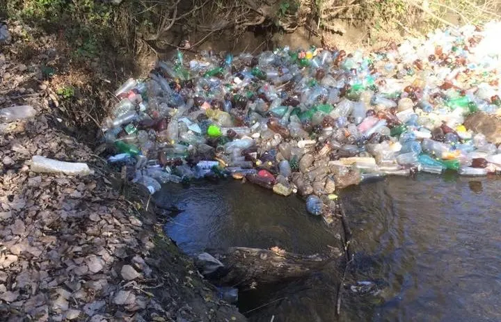 Amenzi pentru primăriile care nu strâng gunoaiele ce sufocă râul Cerna