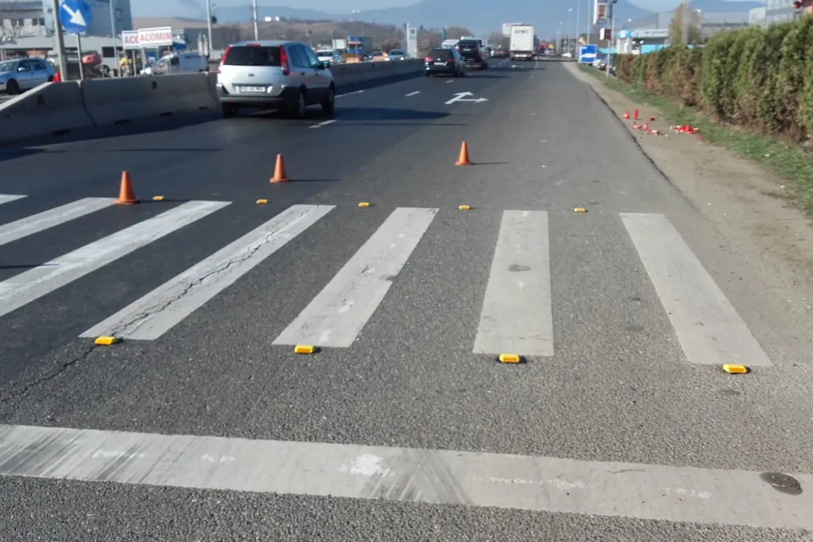 Primele măsuri după protestul oamenilor din Sântandrei: „zebra” de pe DN 7, semnalizată de drumari