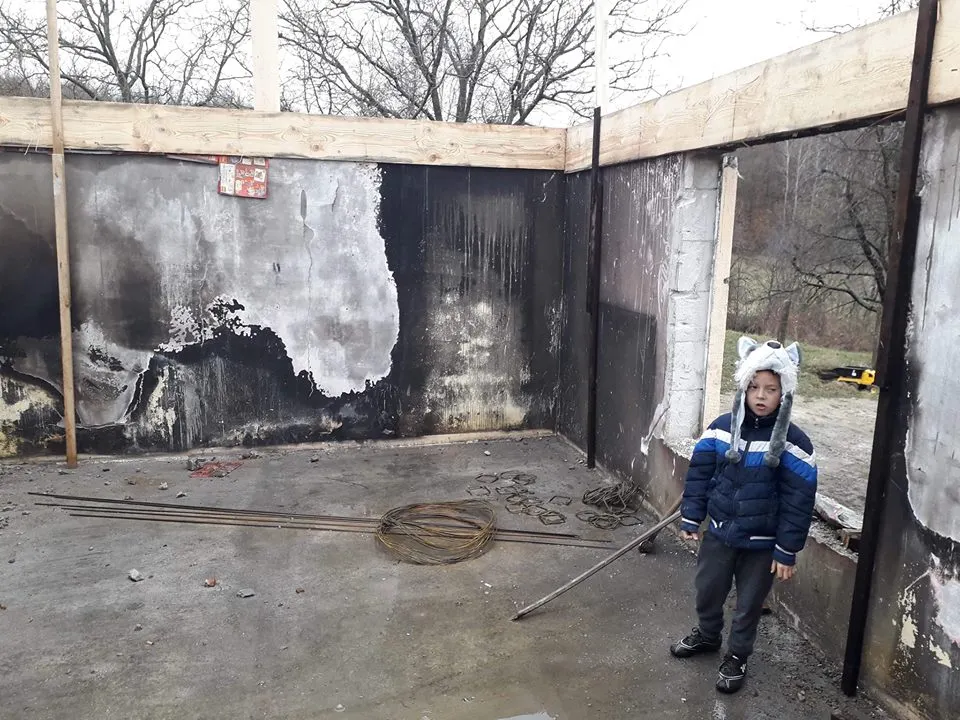 Apel umanitar pentru familia cu trei copii, din Brad, căreia i-a ars casa