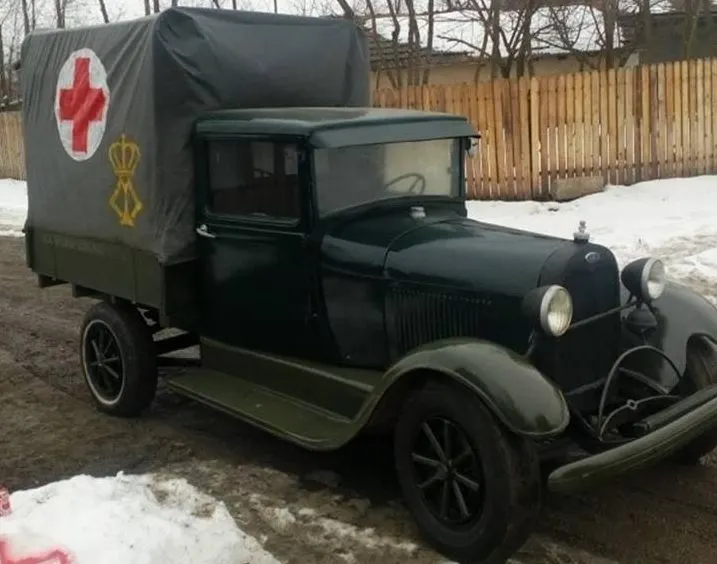 Un automobil de epocă, ce a apărut într-un documentar dedicat Reginei Maria, la parada militară de la Hunedoara