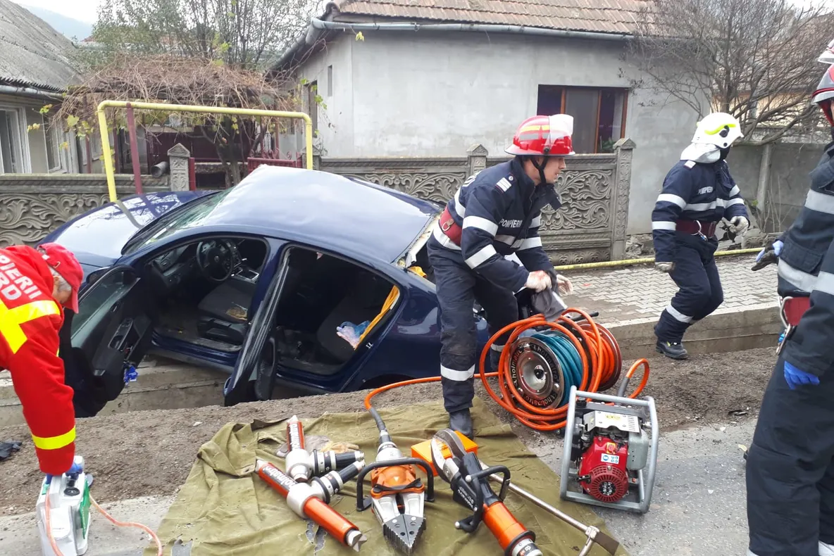FOTO-VIDEO| Accident cumplit pe DN 7, la Veţel. Un tânăr a murit, iar sora lui a fost transportată în comă la spital