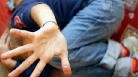 Bătaie violentă între două eleve de la un liceu din Hațeg. Una dintre fete, în stare gravă la spital