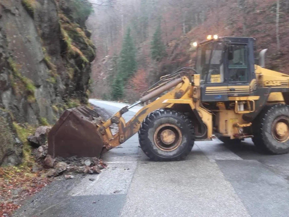 Drum național din munte, afectat de căderile de bolovani de pe versanți