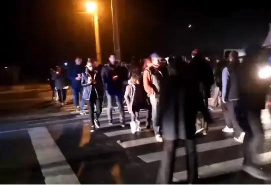 ASEARĂ: Protest inedit pe o trecere de pietoni din apropiere de Deva. Oamenii cer iluminarea zonei