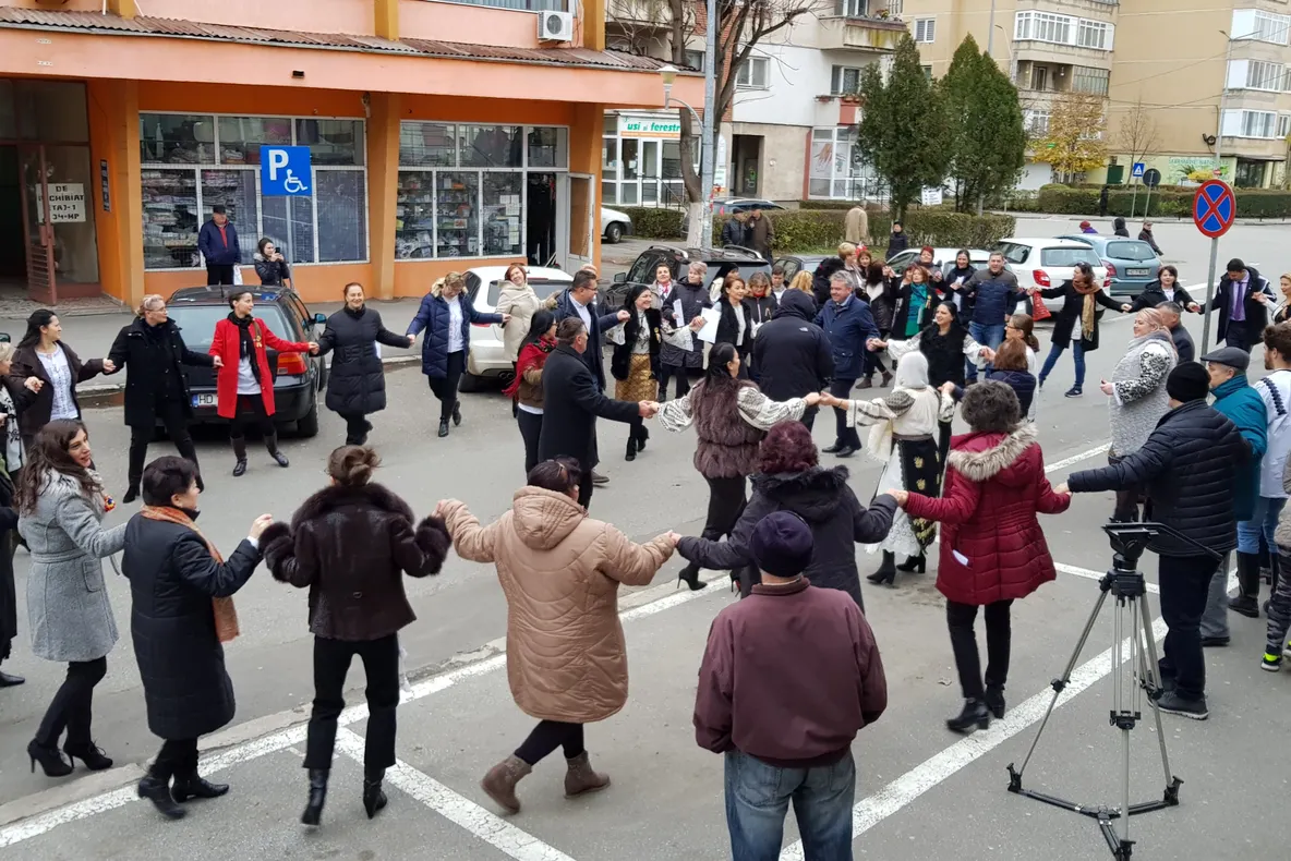 FOTO| Angajaţii DAS Deva au marcat Centenarul. S-au „prins” în Hora Unirii în stradă