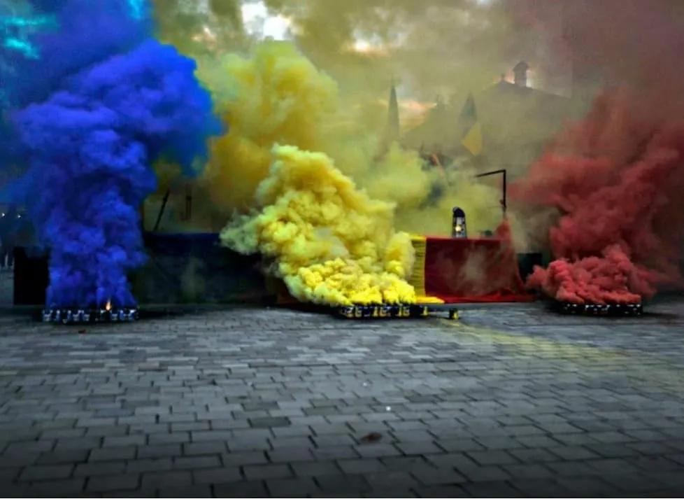 1 decembrie cu artificii și fumigene tricolore, la Vulcan