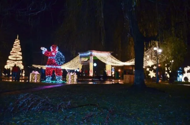 Brazi artificiali, ghirlande luminoase și alte decorațiuni vor împodobi Valea Jiului