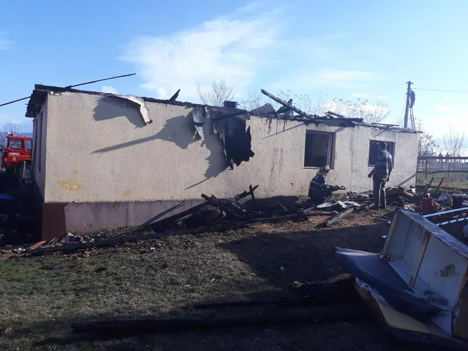 FOTO| Şapte suflete au rămas pe drumuri, în prag de iarnă, din cauza unui incendiu