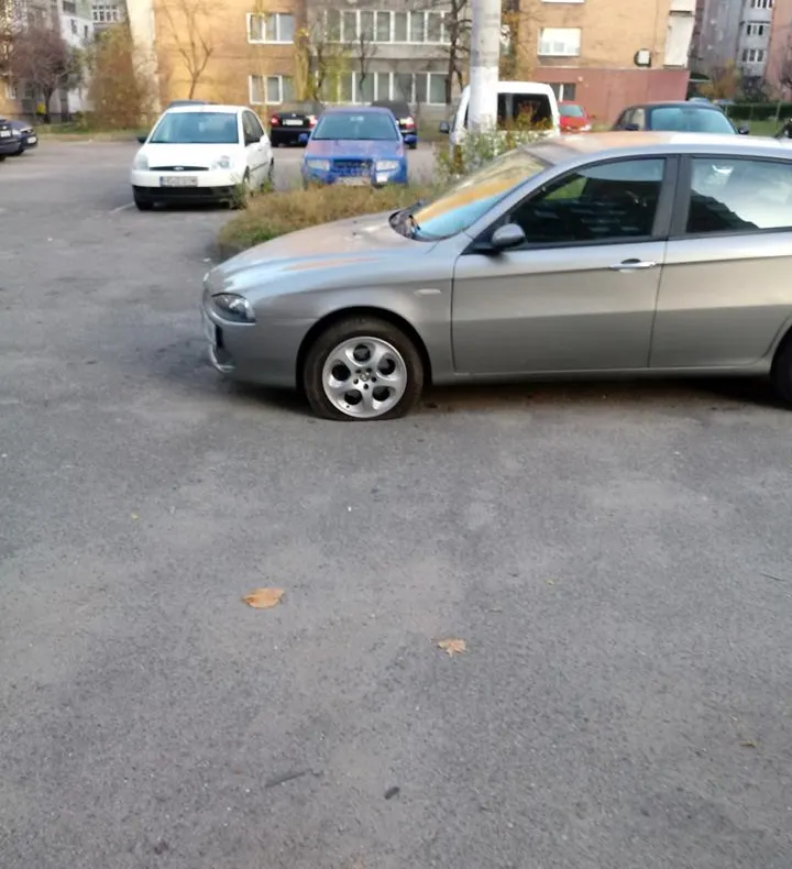 Sute de mașini vandalizate la Petroșani
