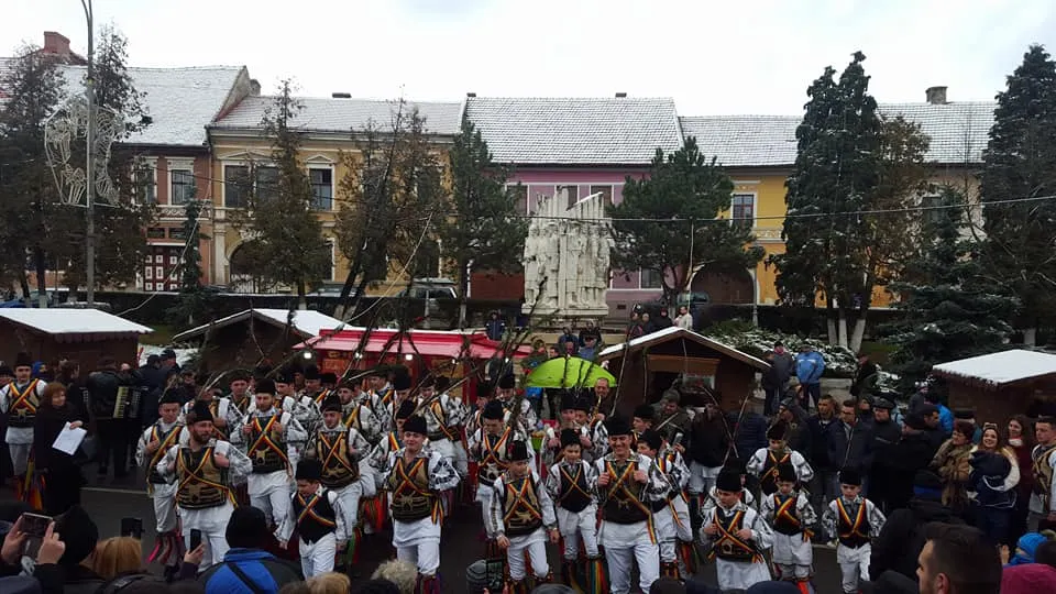 Festivalul „Călușarul transilvănean”, la Orăştie. Paradă a portului popular pe străzile oraşului