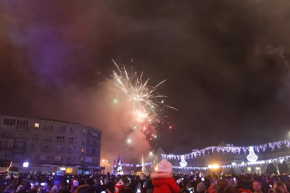 Revelionul brădenilor. Locuitorii, așteptați să sărbătorească, în Piața Aurului, trecerea în Anul Nou