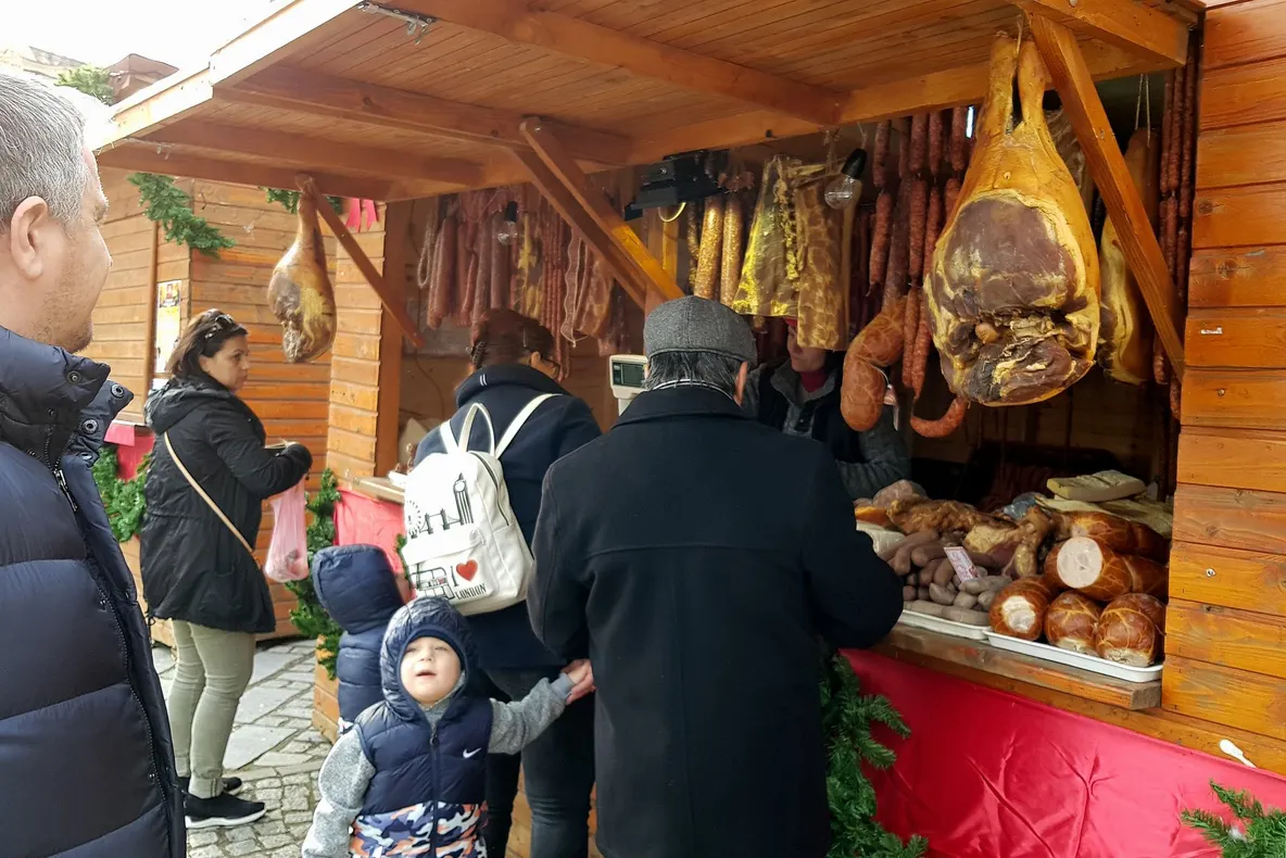 Bunătăți de iarnă, la „Târgul de Crăciun” din centrul istoric al Devei