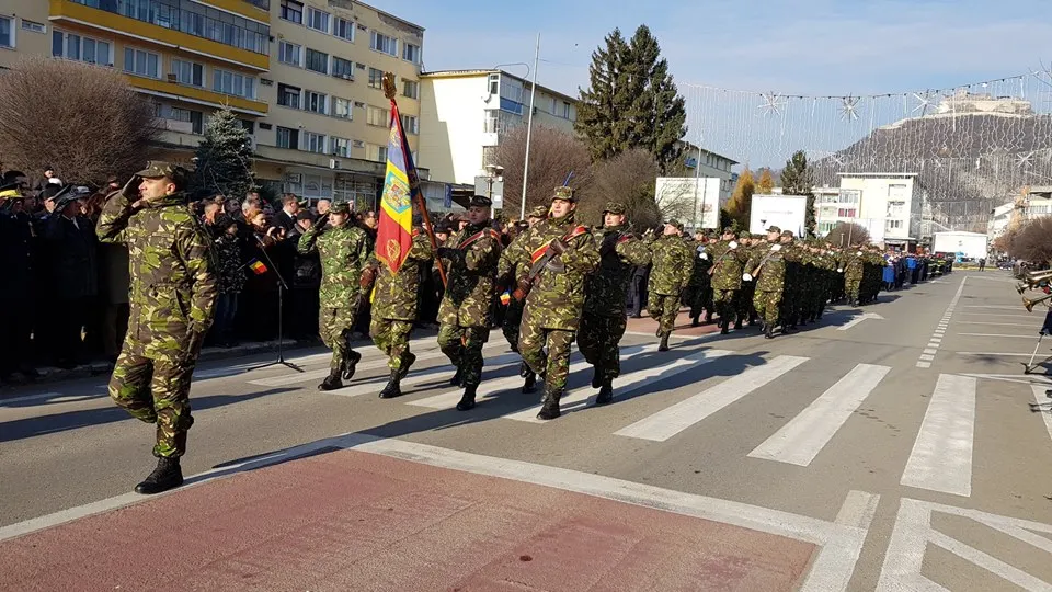 FOTO| Parada militară de „Ziua Naţională a României” i-a scos pe deveni, în număr mare, din case