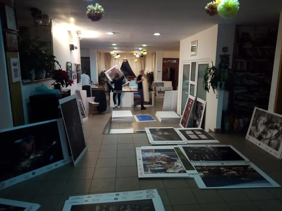 Sute de fotografii, expuse în tunelul „Hăl Mare” de pe traseul mocăniţei care făcea legătura între Hunedoara şi Ghelari