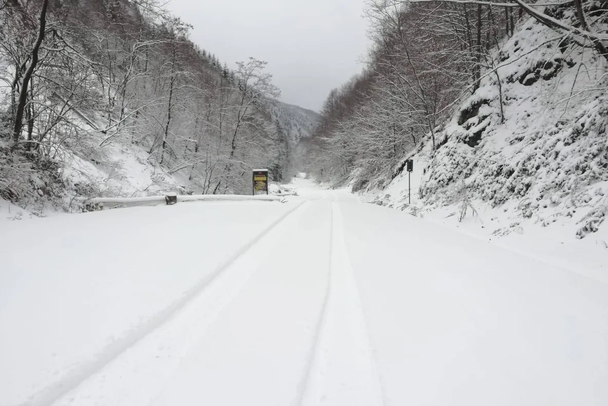 A nins în Munții Orăștiei. Utilajele de deszăpezire, scoase la treabă pentru a curăța drumurile