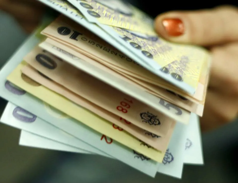 Banii pentru bursele sociale vor fi viraţi, luni, în contul şcolilor din Deva