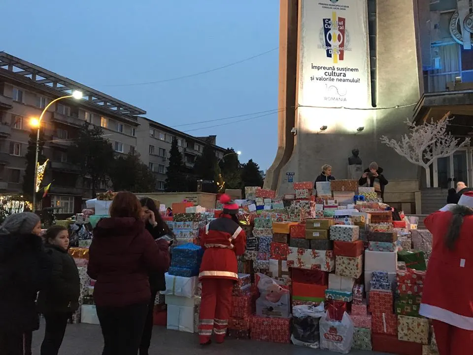FOTO| Peste 3.300 de cadouri de Crăciun pentru orfani şi bunicii uitaţi, strânse în centrul Devei, în doar câteva ore