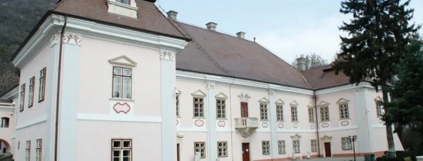 „Eroi din județul Hunedoara. 100 de fotografii cu obiective memoriale” - expoziție, vernisată la muzeul din Deva