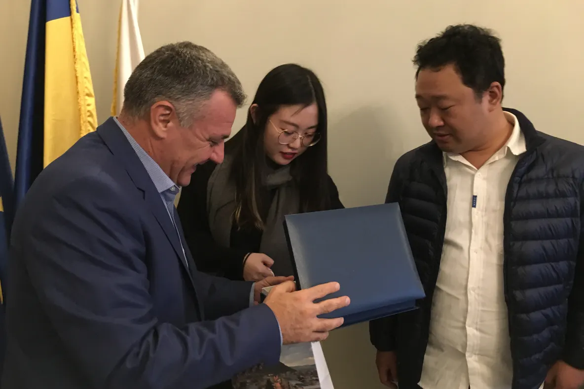 Profesori chinezi, în vizită la Primăria Deva. Au venit să le predea elevilor de la liceul de artă