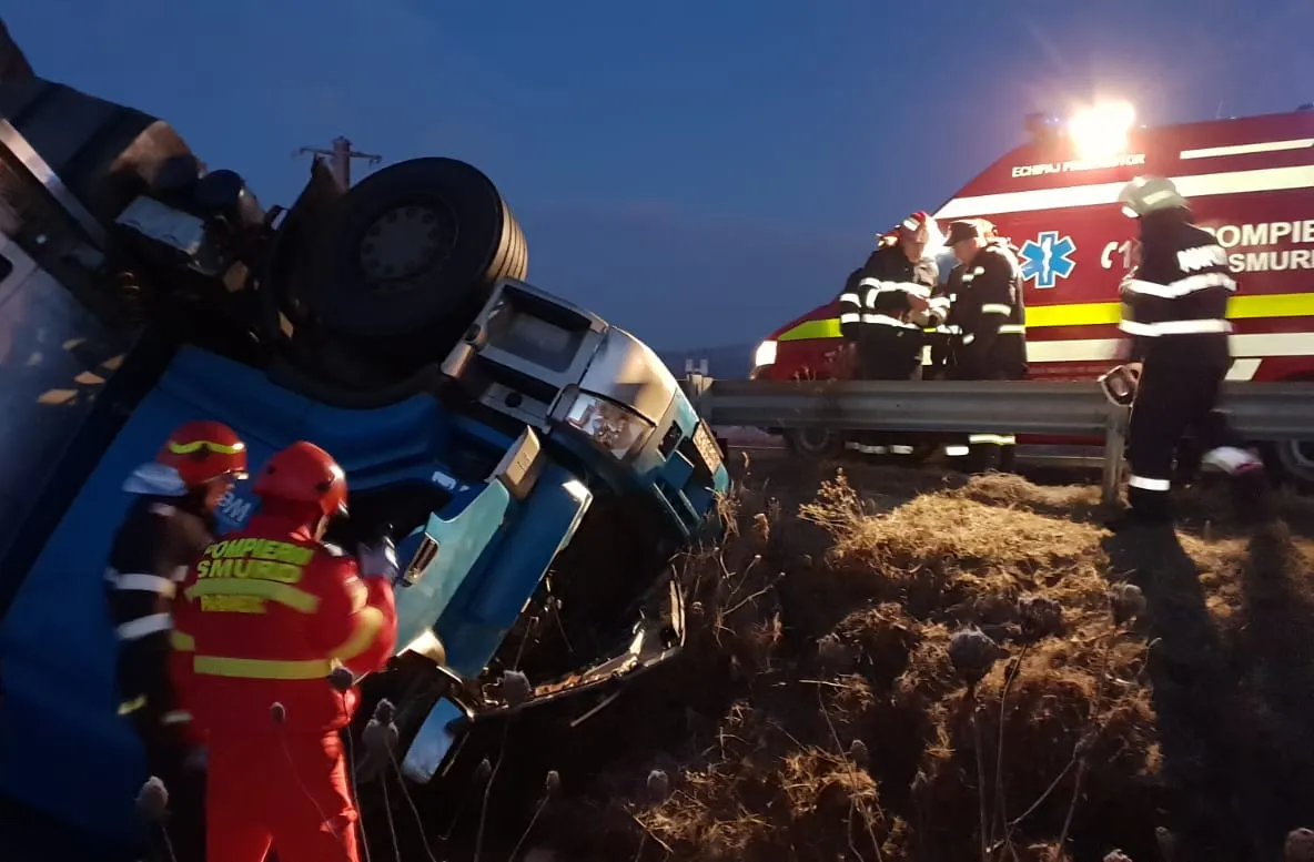 FOTO -VIDEO| TIR răsturnat pe DN 7, la intrarea în localitatea hunedoreană Gothatea. Şoferul a murit