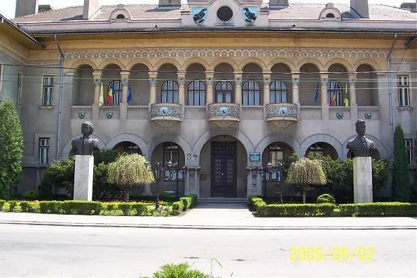Roboțel inteligent la Primăria Hunedoara. Scanează cartea de identitate și completează automat cererile cetățenilor