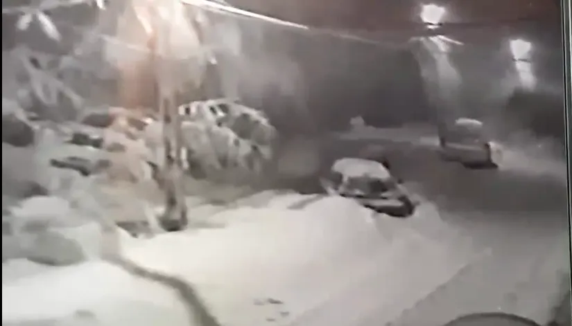 Zeci de familii din Aninoasa își vor petrece următoarele nopți în sala de sport