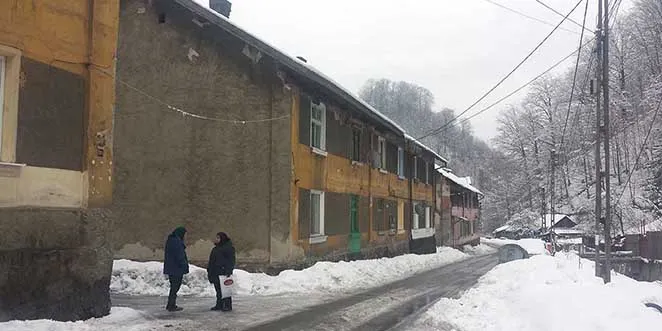 Încă 7 familii din Aninoasa au rămas sub cerul liber. Acoperișul unui imobil s-a prăbușit