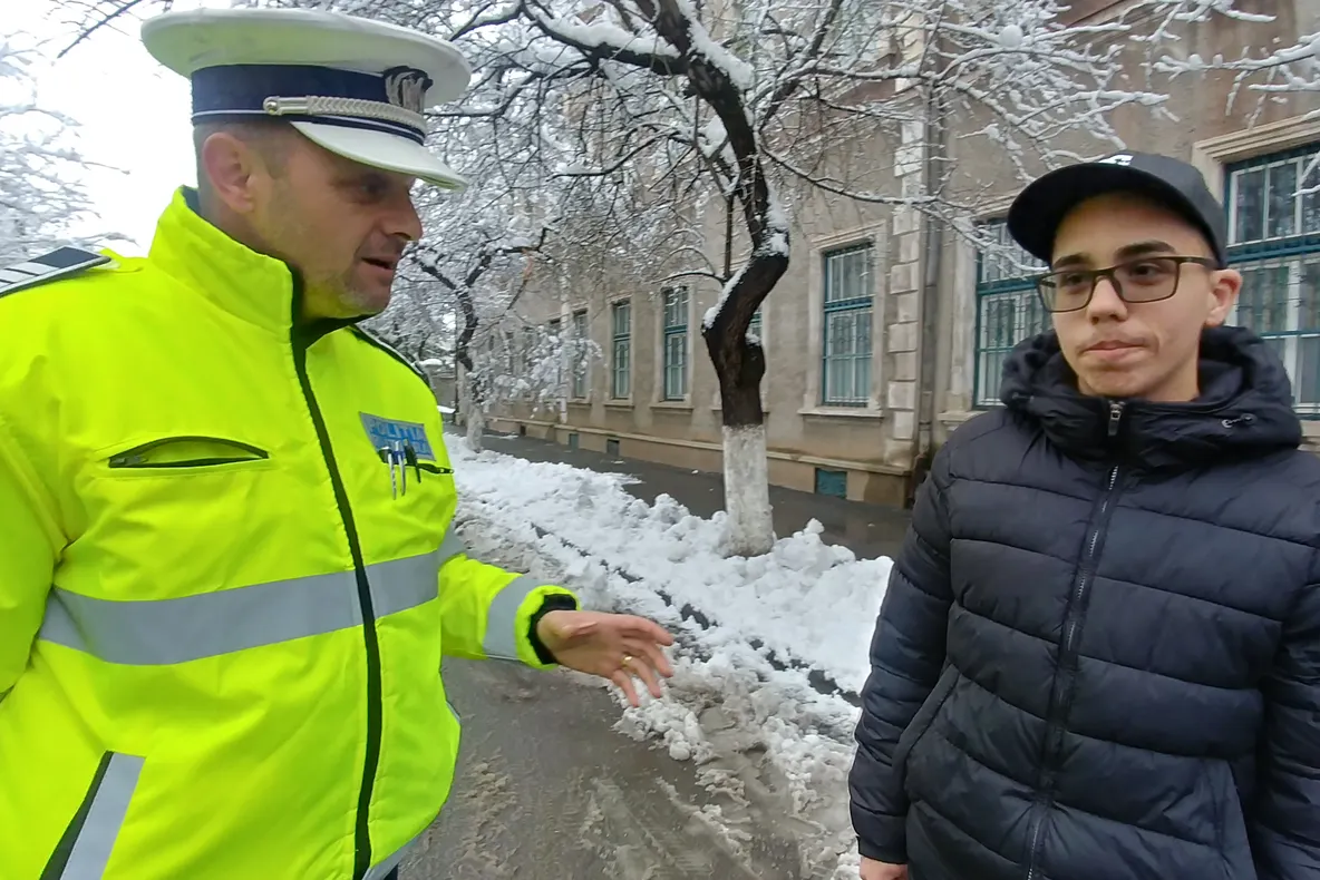 FOTO| Visul unui elev din Hunedoara, îndeplinit. A vrut să vadă cum decurge o zi de muncă în poliție