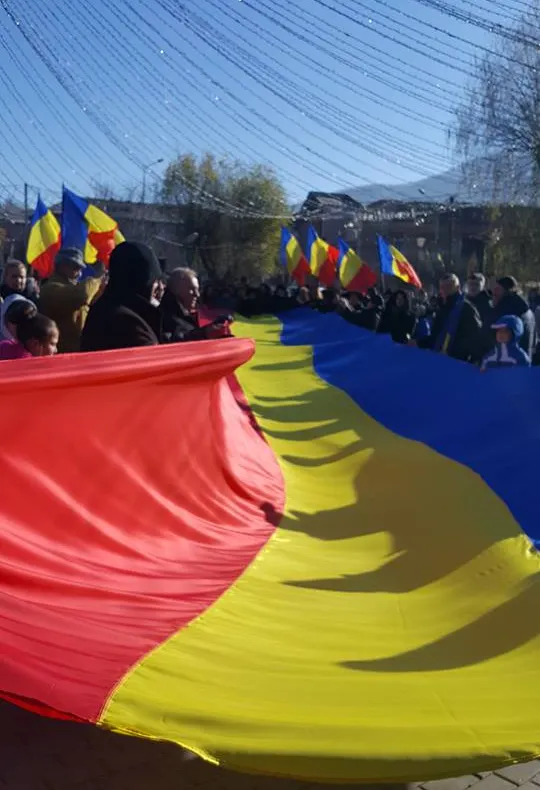 FOTO: Tricolor de 18 metri, purtat pe străzile din Lupeni